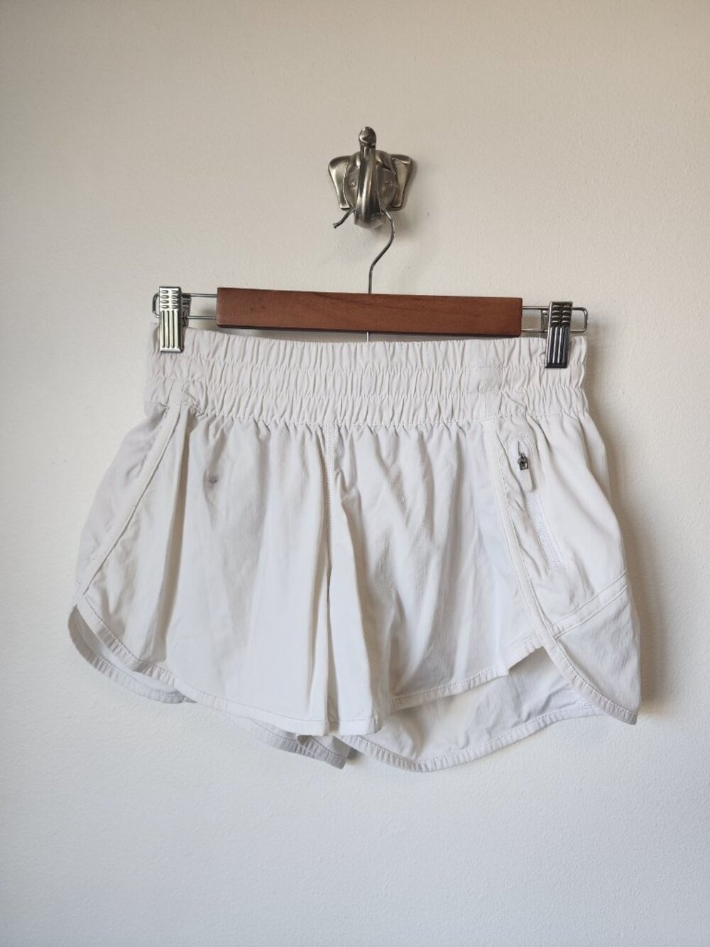 Lululemon white tracker shorts V 6